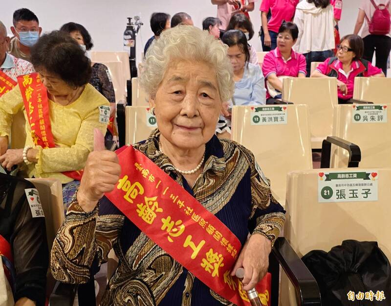 90歲李阿寬阿嬤志工樂在服務。（記者洪瑞琴攝）