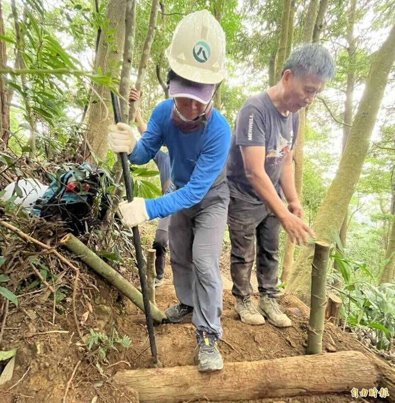 志工就地取材，徒手打造橫嶺山步道。（記者張軒哲攝）