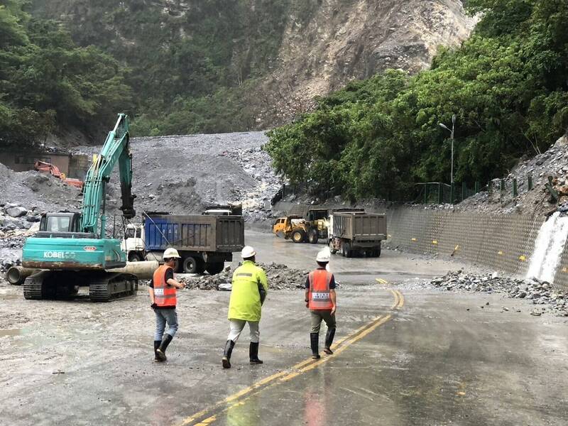 蘇花公路匯德隧道北口在地震颱風肆虐後，大量土石崩落阻斷通行。（資料照，公路局提供）