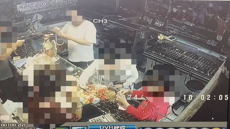 郭姓男子冒充顧客搶銀樓20萬金項鍊，逃逸時跌倒遭店家制伏。（民眾提供）