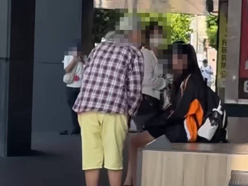 台南站前商圈出现「借钱阿嬷」,频向学生索取财物。(民众提供) 台南站前商圈出现「借钱阿嬷」,频向学生索取财物。(民众提供)