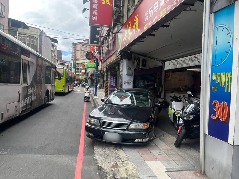 陳男倒車暴衝進騎樓。（記者徐聖倫翻攝）