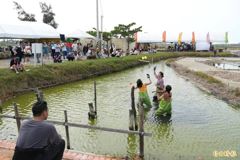 洲南鹽場今舉辦第17屆謝鹽祭，許多民眾觀賞雯翔舞團環境劇場。（記者王善嬿攝）