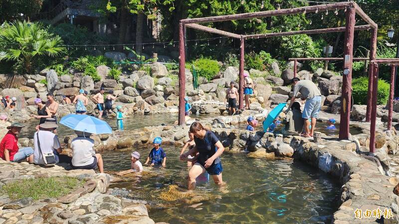 泰雅渡假村露天溫泉池開放遊客體驗。（記者佟振國攝）