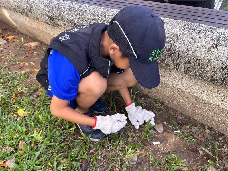 屏縣小小稽查員撿菸蒂。（圖:屏東縣環保局）