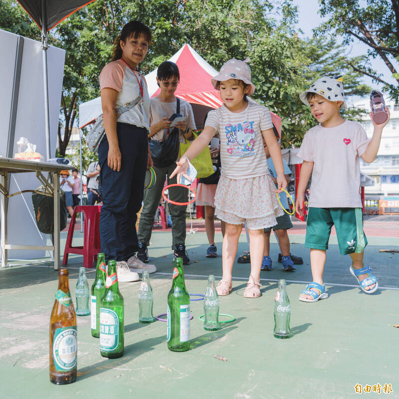 高市眷村文化節以「眷村FUN樂園」為主題，打造充滿童趣的眷村遊樂園。（記者黃佳琳攝）