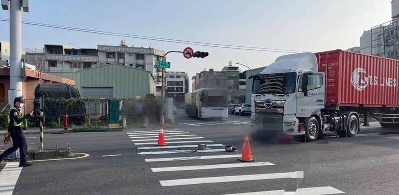 機車卡在半聯結車車底，女騎士一度失去生命跡象。（讀者提供）