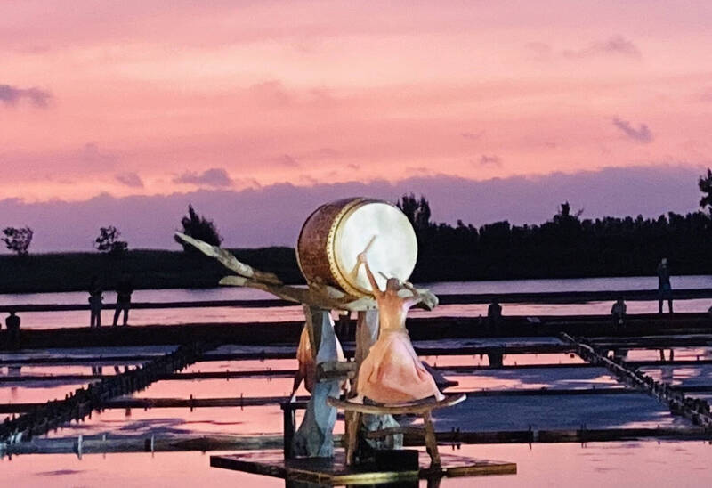 優人神鼓《聽海之心》以地為幕、天光為景，在夕陽中的北門井仔腳鹽田舞台上演出。（台南市政府提供）