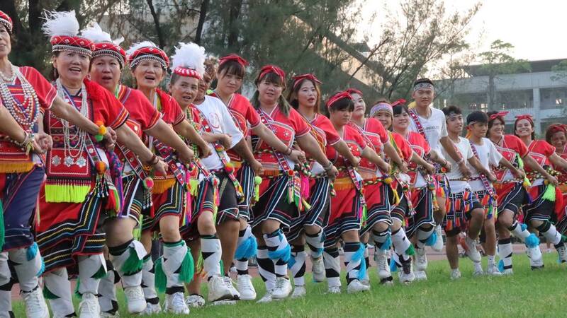 高雄阿美族今天舉辦豐年祭千人圍舞。（原民會提供）