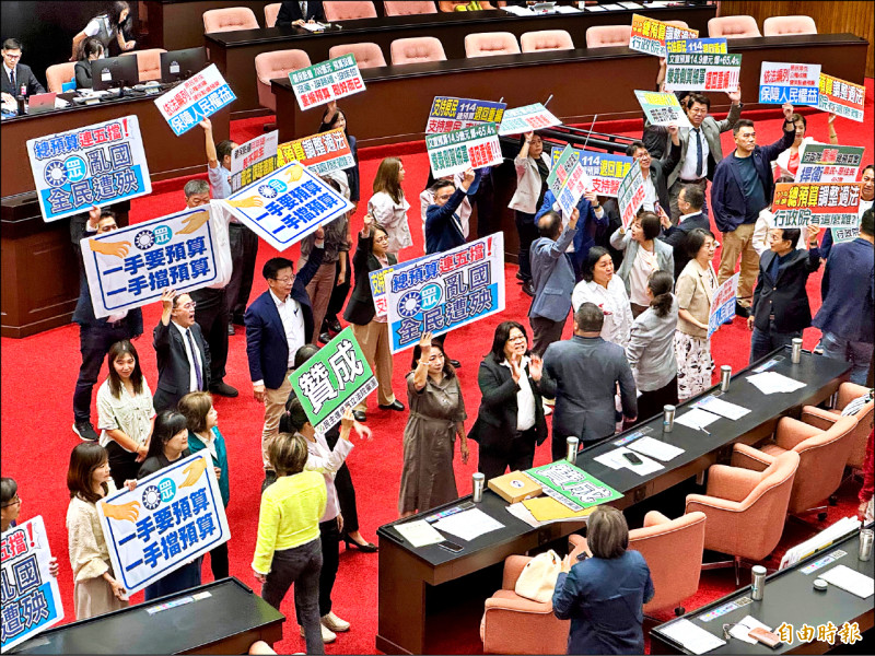 民進黨團昨於立法院會提案增列處理總預算案，藍白立委反對並掀起表決大戰，朝野相互叫陣。（記者陳政宇攝）