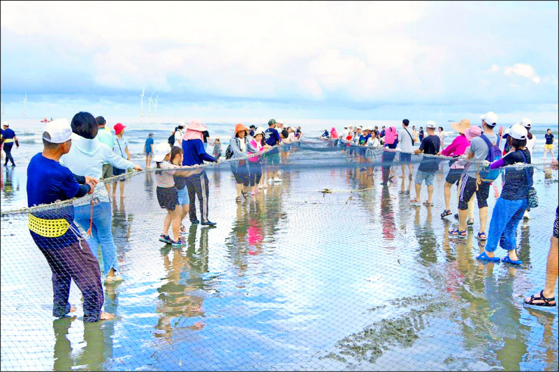 苗縣府推「苗栗慢魚海岸」獲美國繆思獎，形象影片中有牽罟文化體驗。
（苗縣府提供）