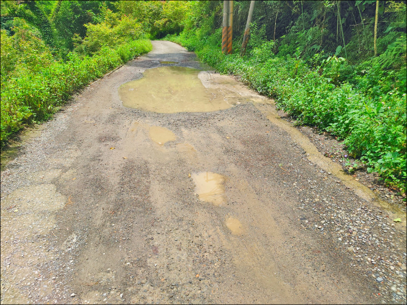 尖石鄉小錦屏野溪溫泉唯一的聯外道路路況差，尖石鄉公所預計廿一日起到明年一月三十一日全線封閉施工。（尖石鄉公所提供）