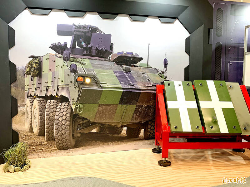 
A composite armor module showing signs of a non-penetrating hit from weapons fire, front right, is pictured with an undamaged module against the backdrop of a painted CM-32 Taiwan Infantry Fighting Vehicle at the Taiwan Innotech Expo at the Taipei World Trade Center on Thursday.
Photo: Chen Chih-cheng, Taipei Times