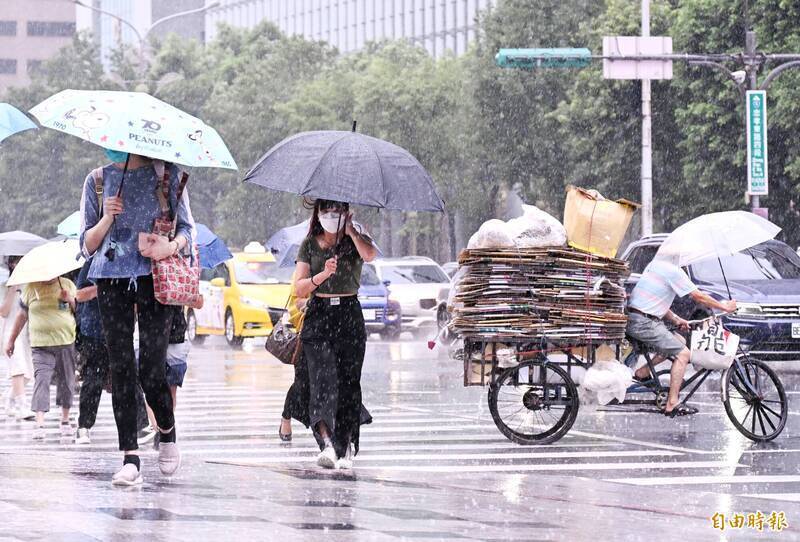 今天（19日）因鋒面通過及東北季風增強，北部及東北部天氣轉涼，今日基隆北海岸、東北部及大台北地區降雨範圍廣且明顯，有局部短延時大雨發生的機率，桃竹苗及花東亦有局部短暫陣雨，建議外出攜帶雨具備用。（資料照）