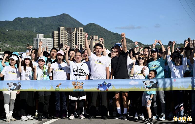 台灣民眾黨社會發展部19日在新北市微風運河廣場舉辦「眾力加速度親子路跑Fun Run」活動，民眾黨秘書長周榆修（左五）、立委黃國昌（左六）、前立委蔡壁如（左四）等人出席。（記者羅沛德攝）