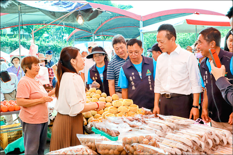 嘉義縣長翁章梁（右二）與現場販售柿子攤商交流產業動態。（記者王善嬿攝）