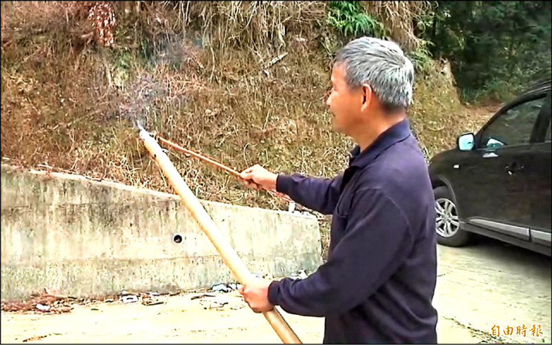 苗栗縣府去年協請廠商，研發驅猴炮，透過爆炸聲響驅趕野生動物。圖中人非使用不當受傷農友。（記者張勳騰攝）