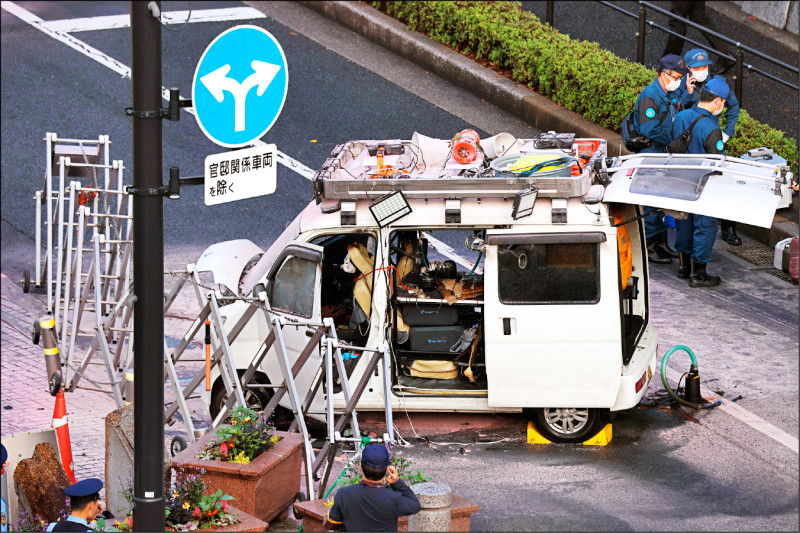 日本警方在19日對衝撞首相官邸前的柵欄的白色自小客車進行蒐證。（歐新社）