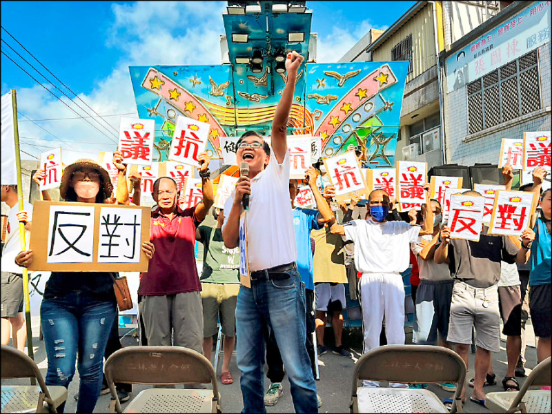 上千位二林鎮民出席說明會，強力反對火化場設置，趙甲里民手持「反對」標語，表達立場。（記者顏宏駿攝）