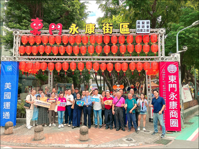 東門永康商圈昨於永康公園口設置燈飾牌樓，每天下午六點至晚上九點半都會點亮燈飾。（台北市商業處提供）