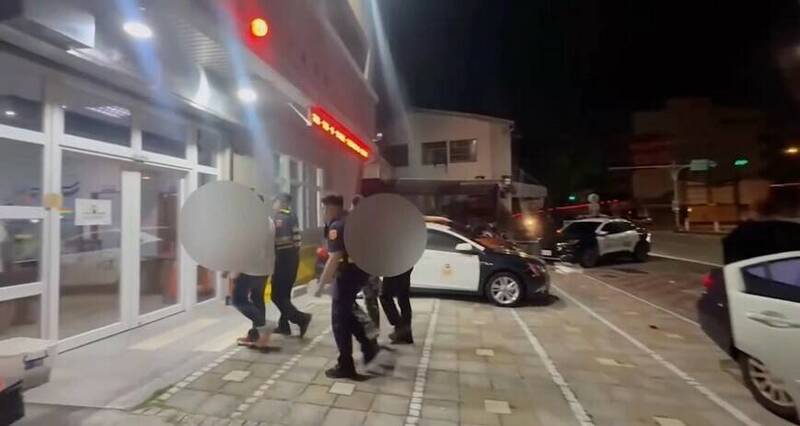 警方將周、劉二男帶回警局移送法辦。（民眾提供）