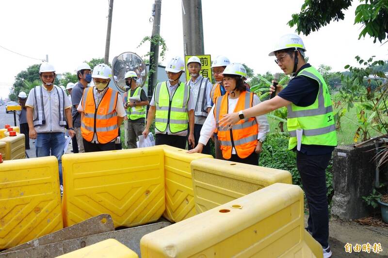 嘉義市長黃敏惠（右二）日前視察紅瓦里聯外道路重慶二街拓寬及新闢工程，指示如期於明年2月完工。 （記者丁偉杰攝）