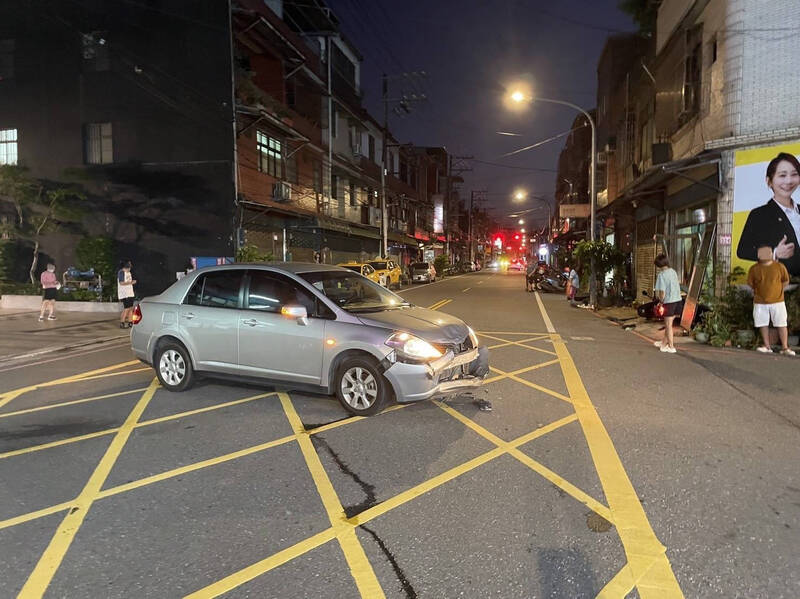 徐男車輛保險損壞，騎士何男則連人帶車測滑至民宅，撞破鋁門窗。（記者李容萍翻攝）