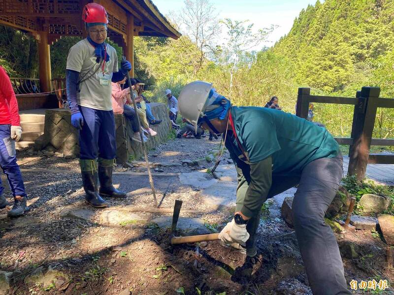 特富野古道2號橋及涼亭周邊以砌石方式修繕U型截水溝。（記者王善嬿攝）