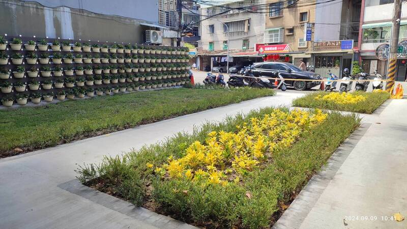 透過土地活化，設置簡易步道、花圃植栽及花架等綠美化設施，成功將垃圾堆改造成公園。（圖由新北市養工處提供）