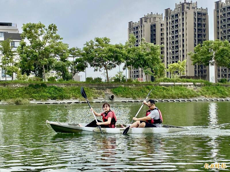 台江流域學校親師生一起重回台江內海，同舟共學水上求生技能，親近台江水。（記者王姝琇攝）