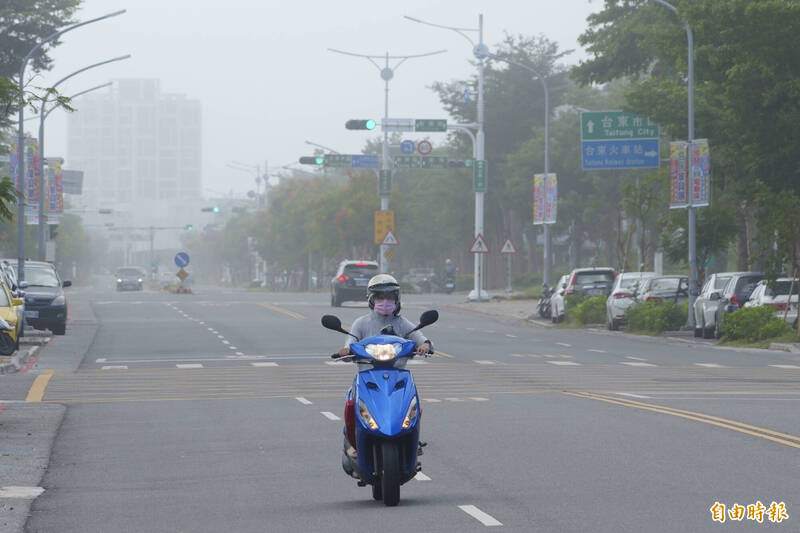 早上風飛沙瀰漫台東市區北方。（記者劉人瑋攝）