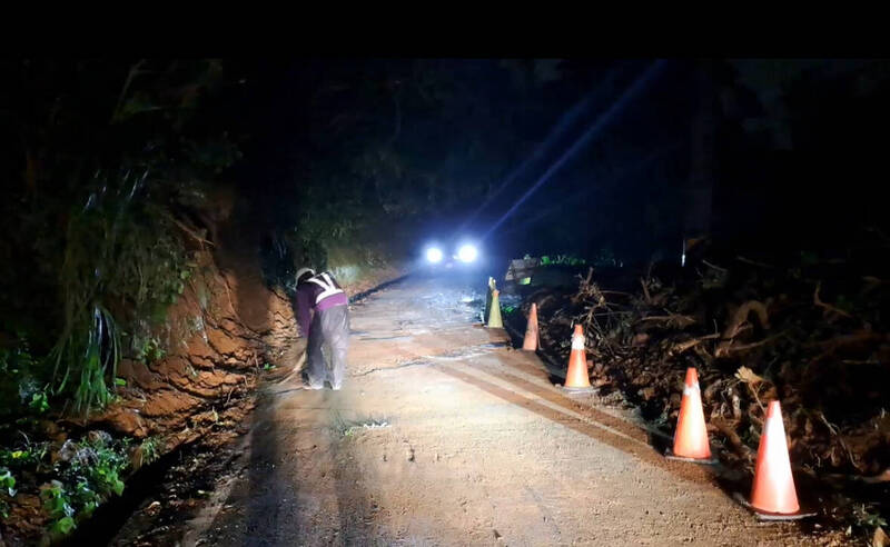 德安產業道路傳出邊坡土石滑落。（基市工務處提供）