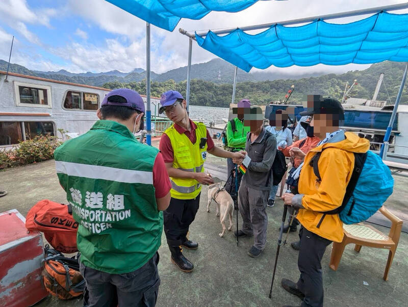 9人登山團至桃園市復興區仙島部落「雙石縱走」，遭虎頭蜂群攻擊7人受傷，5人由搜救隊送醫。（桃園市消防局提供）