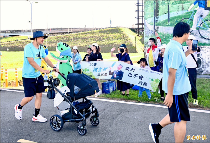 民眾黨昨在新北市微風運河廣場舉辦路跑活動，吸引民眾參與。（記者羅沛德攝）