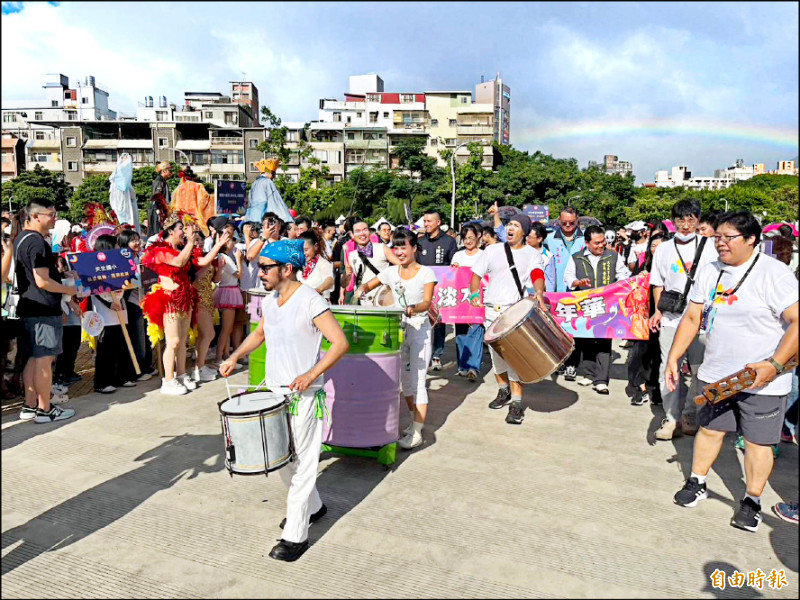 淡水藝術嘉年華踩街遊行匯集36支、超過千人的踩街隊伍。（記者羅國嘉攝）