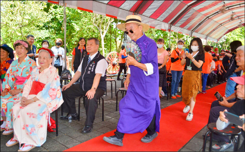 內政部公布112年國人平均壽命80.23歲。圖為銀髮走秀活動，參與的長輩精心打扮，展現自信和活力。（資料照）