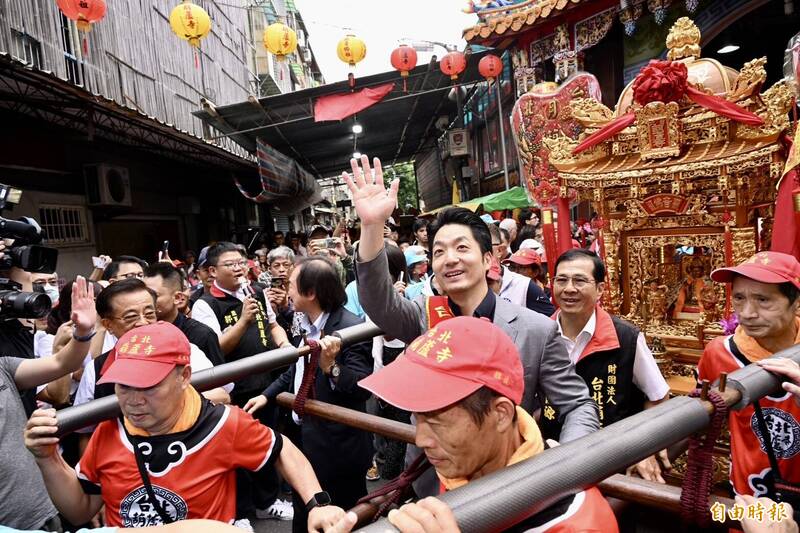 士林葫蘆寺20日舉行恭祝觀音佛祖出家紀念日暨捐贈儀式，台北市長蔣萬安出席活動，並參與三獻儀式及扶轎起駕大典。（記者羅沛德攝）