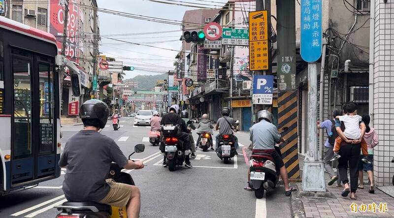 泰山區明志路一段與泰林路二段交會處新增科技執法，取締不停讓行人、闖紅燈、未依標誌標線號誌行駛。 （記者董冠怡攝）