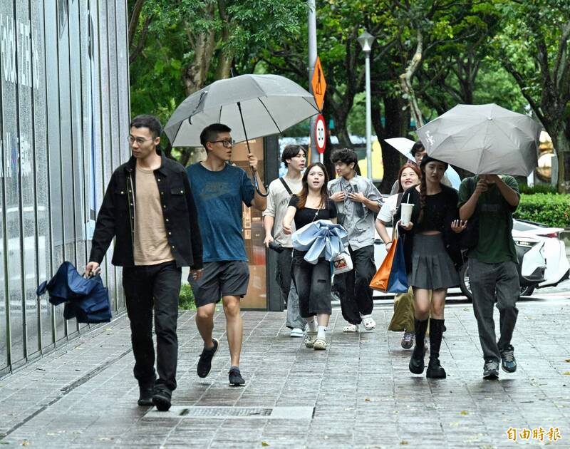 今日清晨東北季風持續增強，清晨北台灣及東部有豪大雨，白天起東北季風持續影響，但水氣稍減。（資料照）