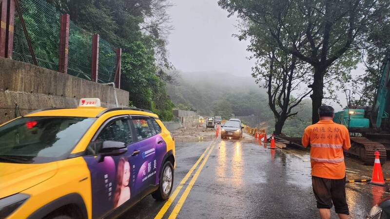 今（20日）早豪雨又讓陽金公路有大量土石滑落，目前僅單線雙向通車。（圖擷自臉書「新北市金山區公所」）