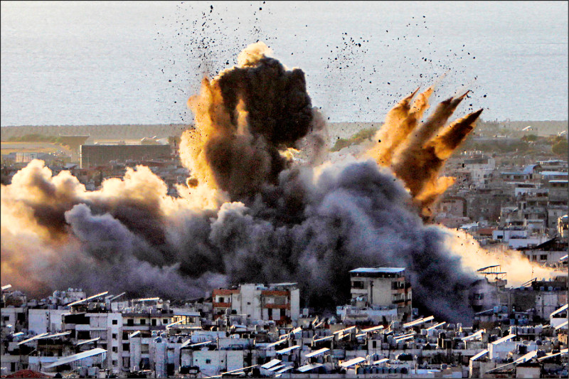 以色列19日空襲黎巴嫩首都貝魯特南部郊區的真主黨據點。（法新社）