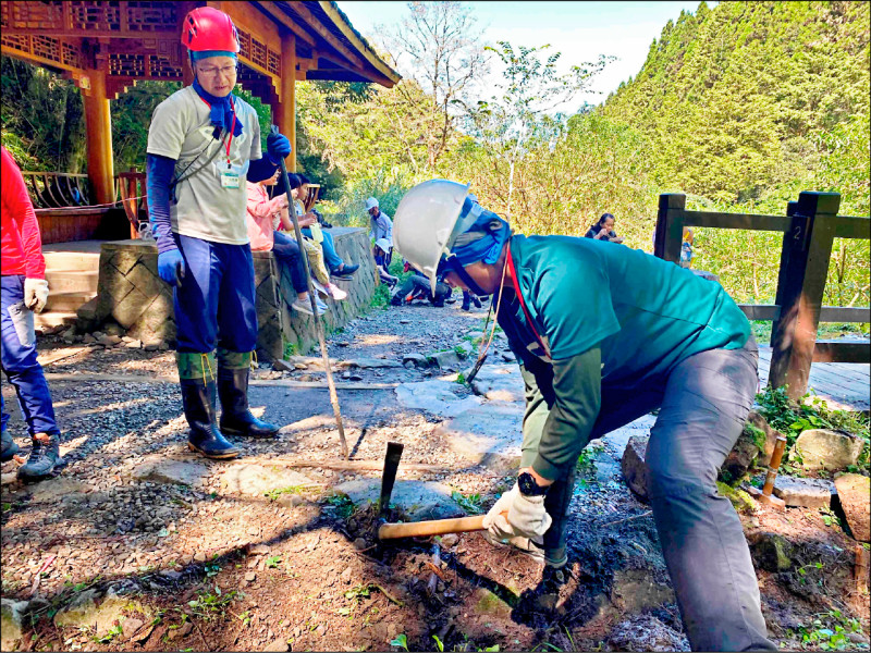 特富野古道二號橋及涼亭周邊以砌石方式修繕U型截水溝。（記者王善嬿攝）