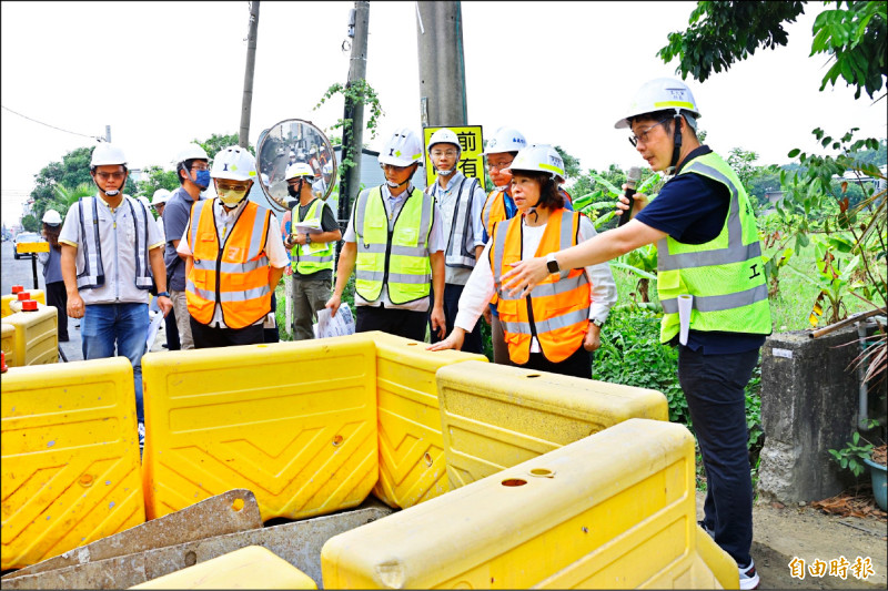 嘉義市長黃敏惠（右二）日前視察紅瓦里聯外道路重慶二街拓寬及新闢工程，指示如期於明年2月完工。 （記者丁偉杰攝）