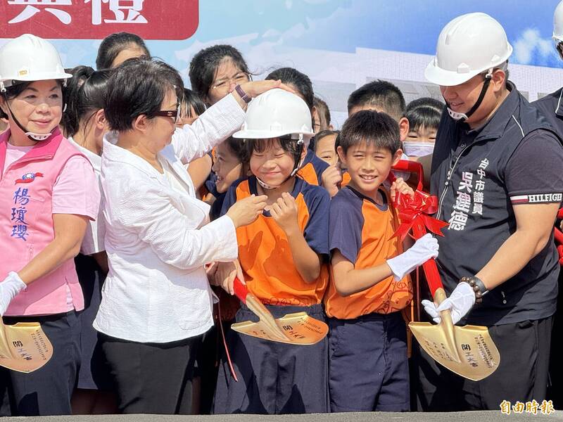 台中市長盧秀燕要求中火（台中發電廠）增加一部燃氣機組就要拆除一部燃煤機組。（記者歐素美攝）