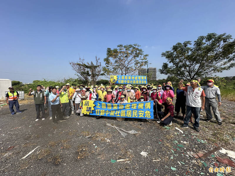 台南安定中榮里民抗議開發建設公司擬在里內設置廢棄物處理機構，將原有廠區規模再擴大。（記者劉婉君攝）