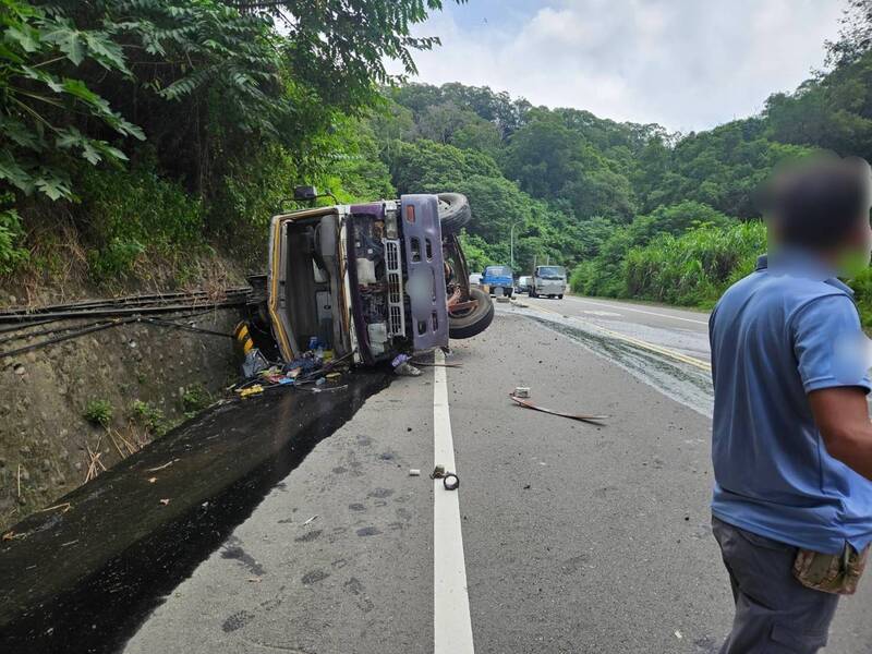 與之前死亡車禍只差1.5公里，混凝土汞浦車在苗128線翻覆撞山壁。（民眾提供）