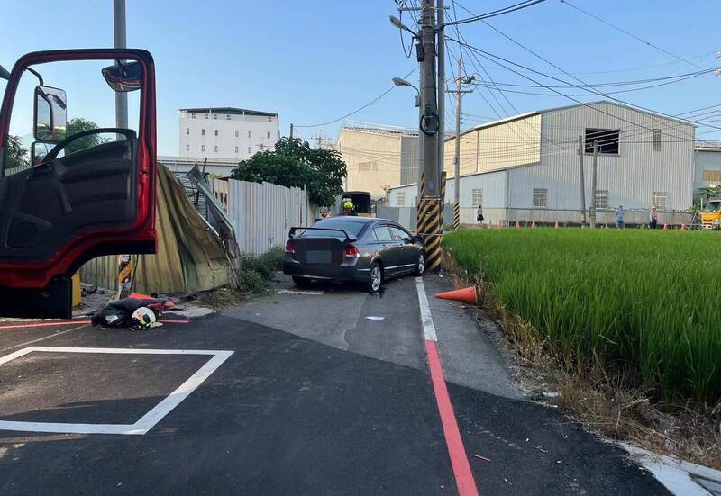 台中市張姓男子，今天下午駕駛自小客車行經大里區環中東路7段，因不明原因失控撞擊分隔島、電線桿後傷重不治。（民眾提供）