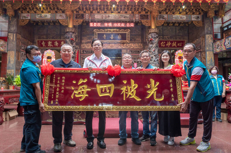 今天農曆九月十九日，是觀世音菩薩出家紀念日，桃園市長張善政出席龜山區樂善寺「觀世音菩薩出家紀念日法會」，並贈送象徵光明普照、恩澤四方的「光被四海」匾額與樂善寺。（桃園市政府提供）