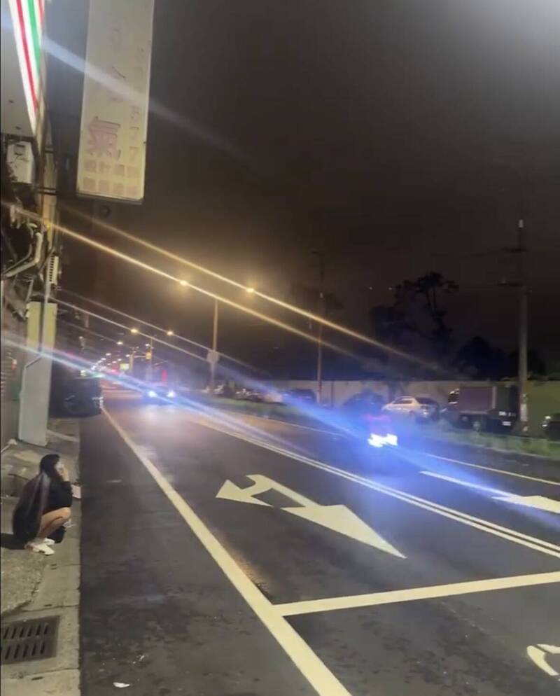 機車騎士用口罩遮車牌深夜加速狂飆（前），中壢警車（後）緊追仍被逃脫。（取自threads）