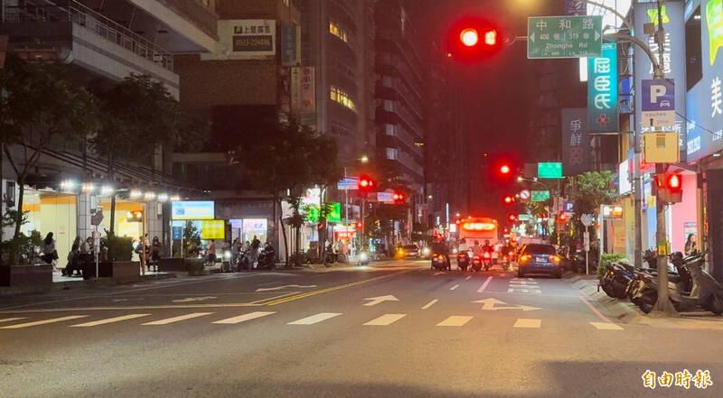 捷運中和新蘆線的永安市場捷運站（圖左），日前傳出有民眾因公車已駛離站位，來不及搭車而在車道上肉身阻擋；示意圖。（記者董冠怡攝）